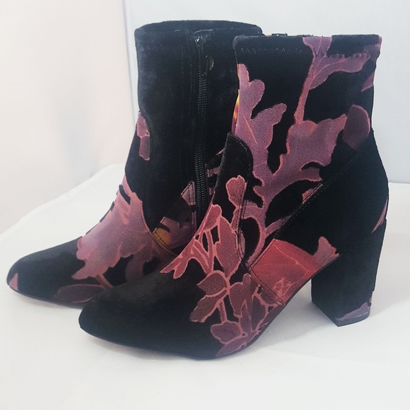 Steve Madden Shoes - NWoT Steve Madden Emison Velvet Booties, sz 6.5